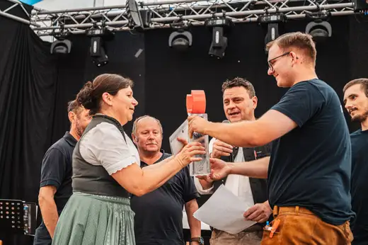 Schmalzlerfest Perlesreut 2024 Sonntag: Weißbierfrühschoppen, Schnupferwettbewerb, d Noudnigln, Verlosung Foto 2400585