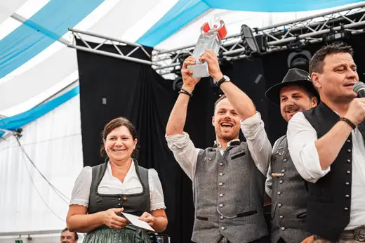 Schmalzlerfest Perlesreut 2024 Sonntag: Weißbierfrühschoppen, Schnupferwettbewerb, d Noudnigln, Verlosung Foto 2400589