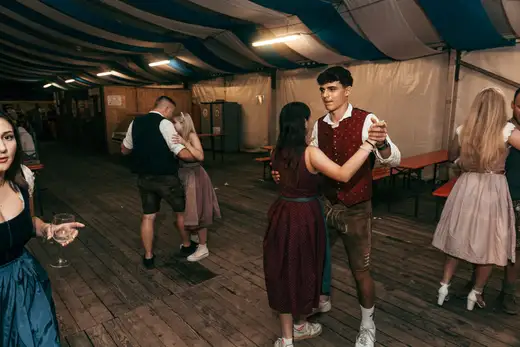 Schmalzlerfest Perlesreut 2024 Sonntag: Weißbierfrühschoppen, Schnupferwettbewerb, d Noudnigln, Verlosung Foto 2400635