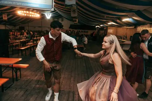 Schmalzlerfest Perlesreut 2024 Sonntag: Weißbierfrühschoppen, Schnupferwettbewerb, d Noudnigln, Verlosung Foto 2400638