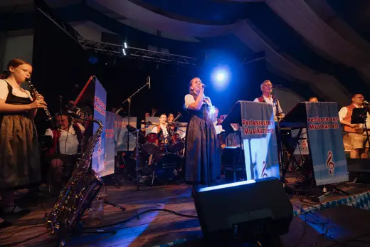 Schmalzlerfest Perlesreut 2025 Freitag: Kinder-Festzug, Perlesreuter BleMUSI Foto 2500022