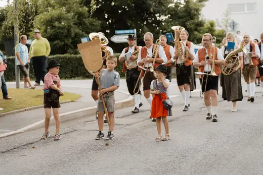 Schmalzlerfest Perlesreut 2025 Freitag: Kinder-Festzug, Perlesreuter BleMUSI Foto 2500090