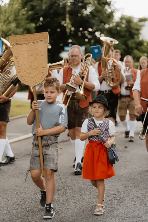 Schmalzlerfest Perlesreut 2025 Freitag: Kinder-Festzug, Perlesreuter BleMUSI Foto 2500091