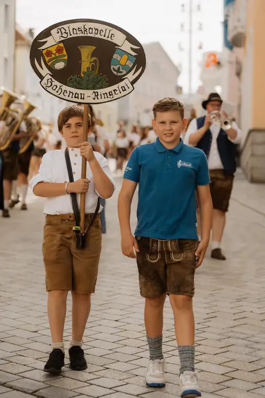 Schmalzlerfest Perlesreut 2025 Freitag: Kinder-Festzug, Perlesreuter BleMUSI Foto 2500158