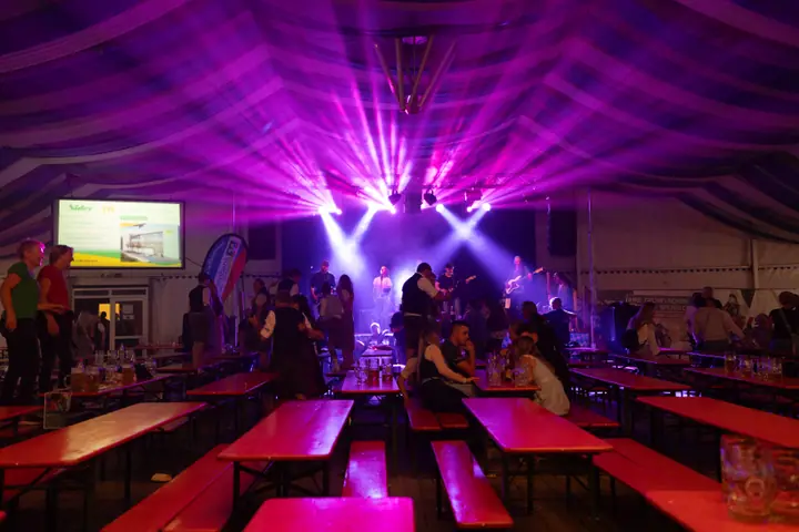 Schmalzlerfest Perlesreut 2025 Montag: Tag der Betriebe mit Sammer of Love Foto 2500838