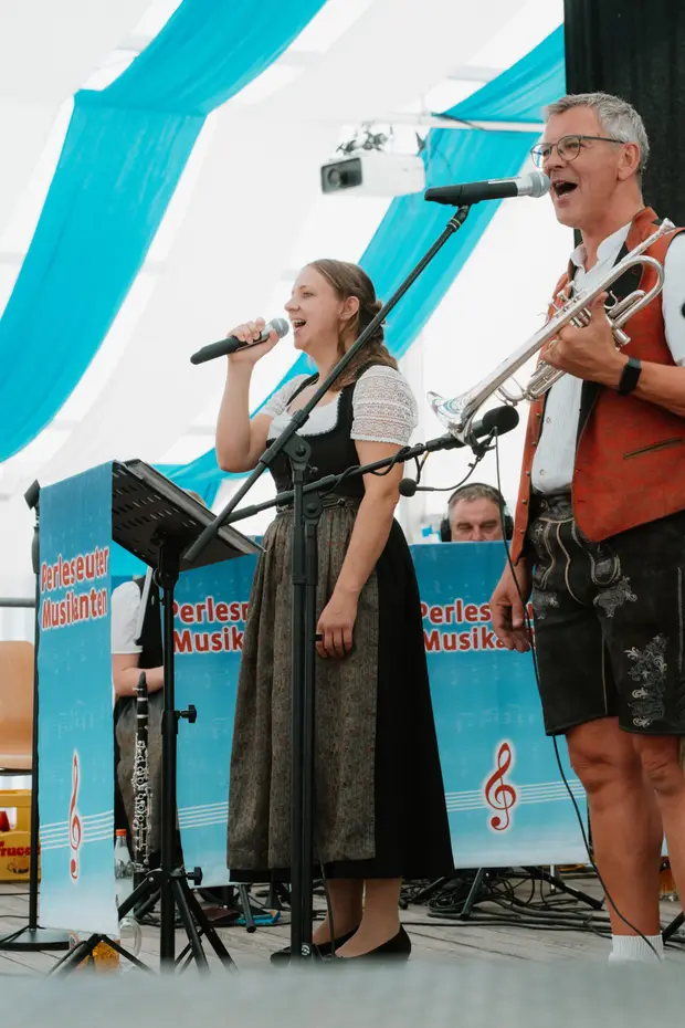 Schmalzlerfest Perlesreut 2025 Sonntag: Schnupferwettbewerb, Verlosung, d Noudnigln Foto 2500940