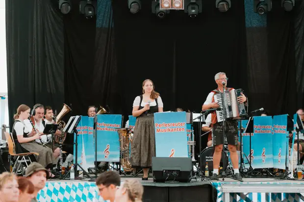 Schmalzlerfest Perlesreut 2025 Sonntag: Schnupferwettbewerb, Verlosung, d Noudnigln Foto 2500956