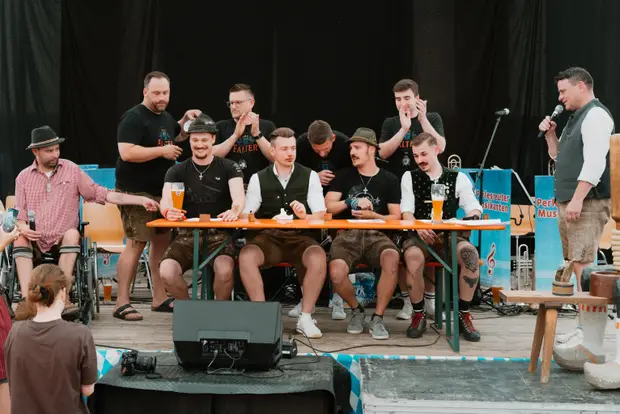 Schmalzlerfest Perlesreut 2025 Sonntag: Schnupferwettbewerb, Verlosung, d Noudnigln Foto 2501016