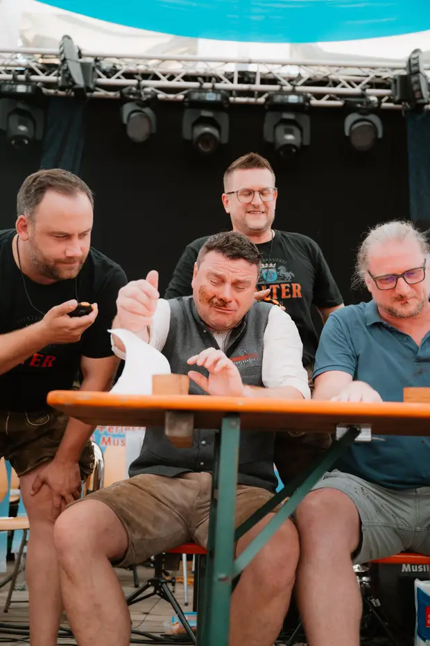 Schmalzlerfest Perlesreut 2025 Sonntag: Schnupferwettbewerb, Verlosung, d Noudnigln Foto 2501052