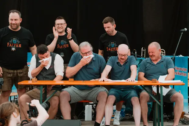 Schmalzlerfest Perlesreut 2025 Sonntag: Schnupferwettbewerb, Verlosung, d Noudnigln Foto 2501061