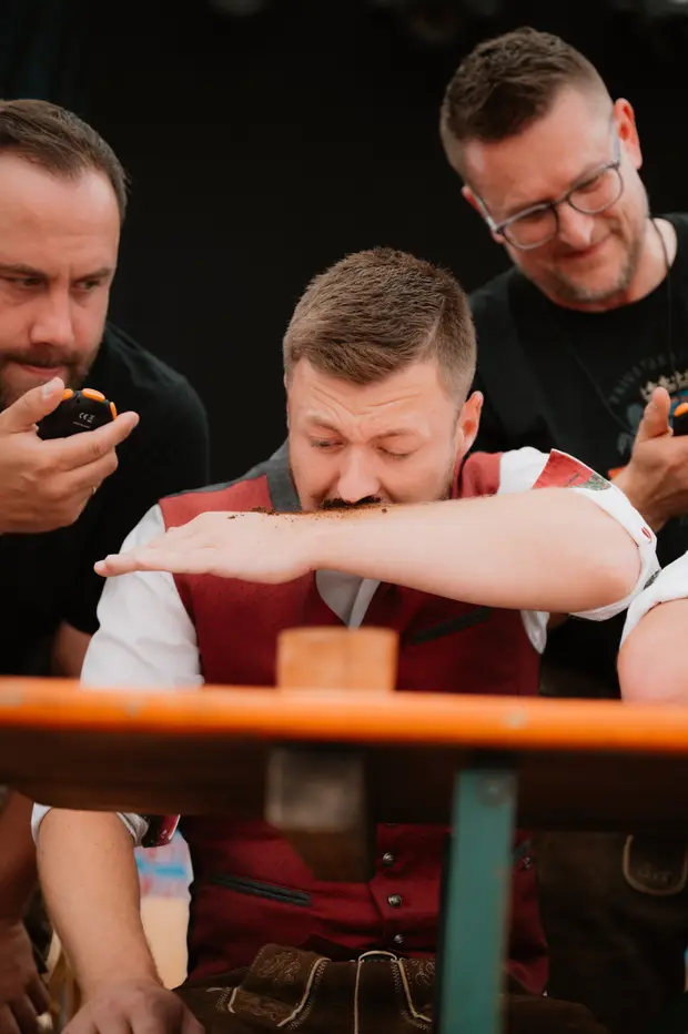 Schmalzlerfest Perlesreut 2025 Sonntag: Schnupferwettbewerb, Verlosung, d Noudnigln Foto 2501136