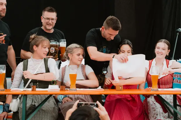 Schmalzlerfest Perlesreut 2025 Sonntag: Schnupferwettbewerb, Verlosung, d Noudnigln Foto 2501201