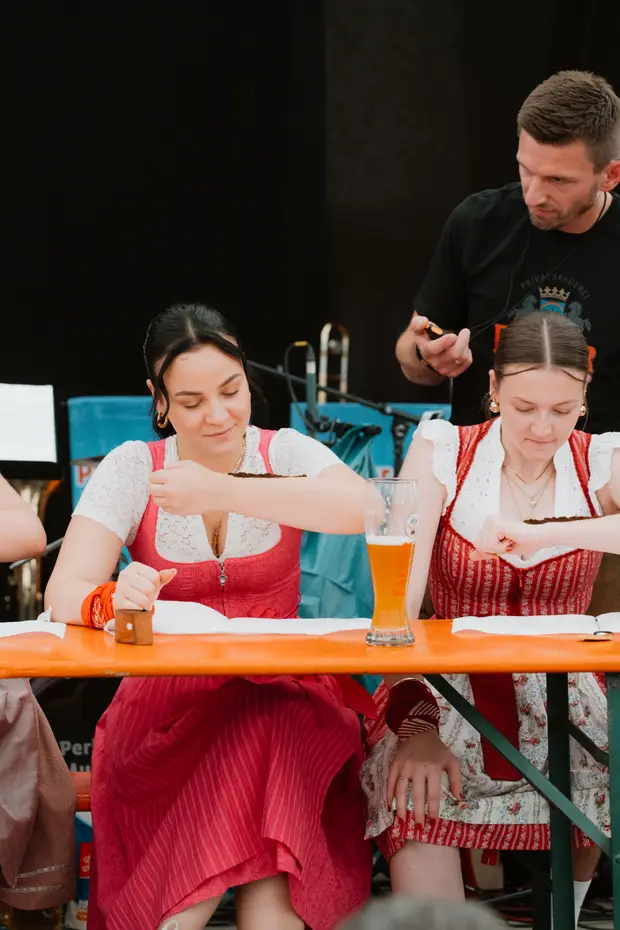 Schmalzlerfest Perlesreut 2025 Sonntag: Schnupferwettbewerb, Verlosung, d Noudnigln Foto 2501207