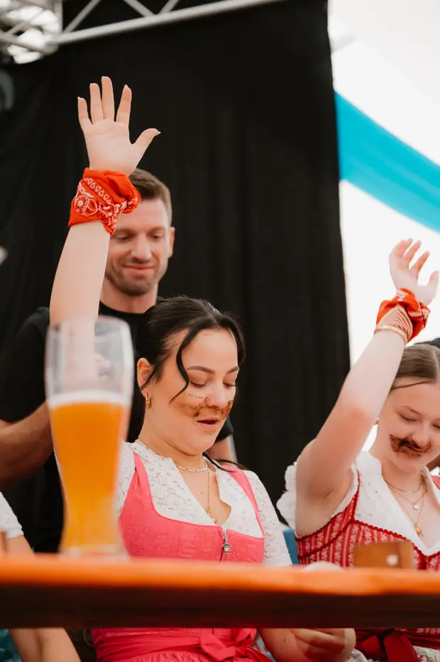 Schmalzlerfest Perlesreut 2025 Sonntag: Schnupferwettbewerb, Verlosung, d Noudnigln Foto 2501212