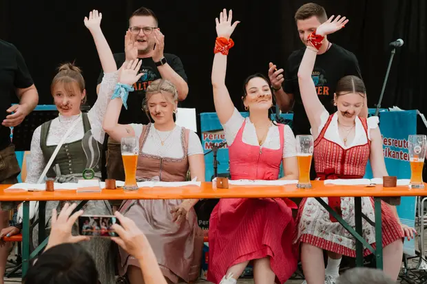 Schmalzlerfest Perlesreut 2025 Sonntag: Schnupferwettbewerb, Verlosung, d Noudnigln Foto 2501213