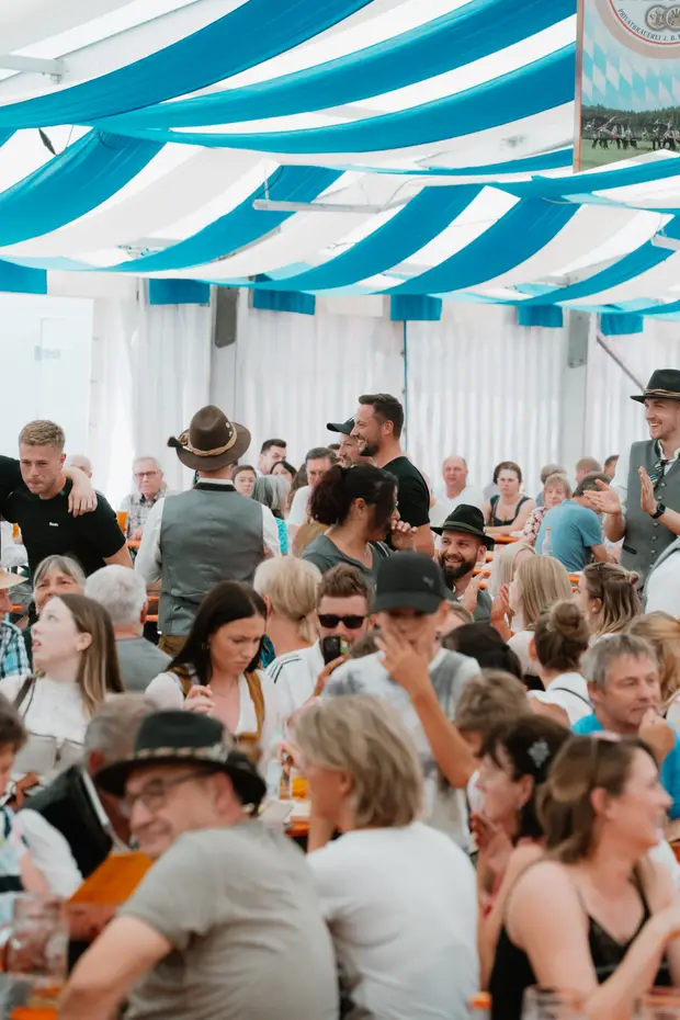 Schmalzlerfest Perlesreut 2025 Sonntag: Schnupferwettbewerb, Verlosung, d Noudnigln Foto 2501353