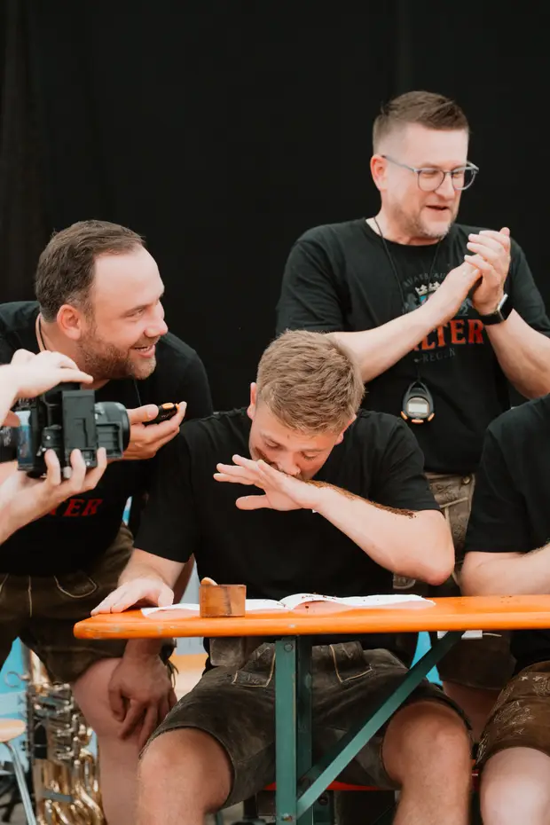 Schmalzlerfest Perlesreut 2025 Sonntag: Schnupferwettbewerb, Verlosung, d Noudnigln Foto 2501368
