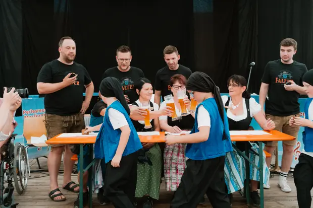 Schmalzlerfest Perlesreut 2025 Sonntag: Schnupferwettbewerb, Verlosung, d Noudnigln Foto 2501420