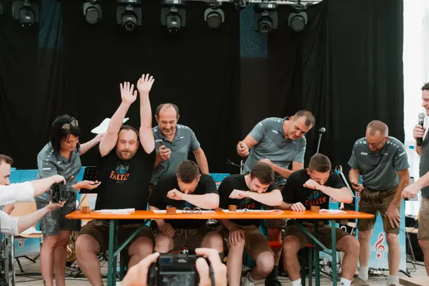 Schmalzlerfest Perlesreut 2025 Sonntag: Schnupferwettbewerb, Verlosung, d Noudnigln Foto 2501469