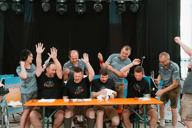 Schmalzlerfest Perlesreut 2025 Sonntag: Schnupferwettbewerb, Verlosung, d Noudnigln Foto 2501470