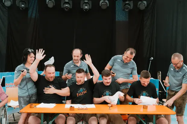 Schmalzlerfest Perlesreut 2025 Sonntag: Schnupferwettbewerb, Verlosung, d Noudnigln Foto 2501471