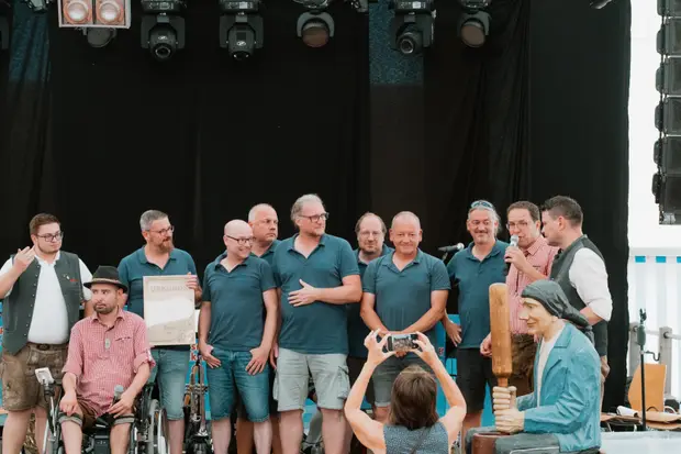 Schmalzlerfest Perlesreut 2025 Sonntag: Schnupferwettbewerb, Verlosung, d Noudnigln Foto 2501477