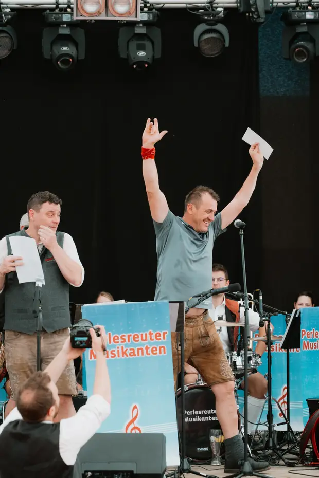 Schmalzlerfest Perlesreut 2025 Sonntag: Schnupferwettbewerb, Verlosung, d Noudnigln Foto 2501519