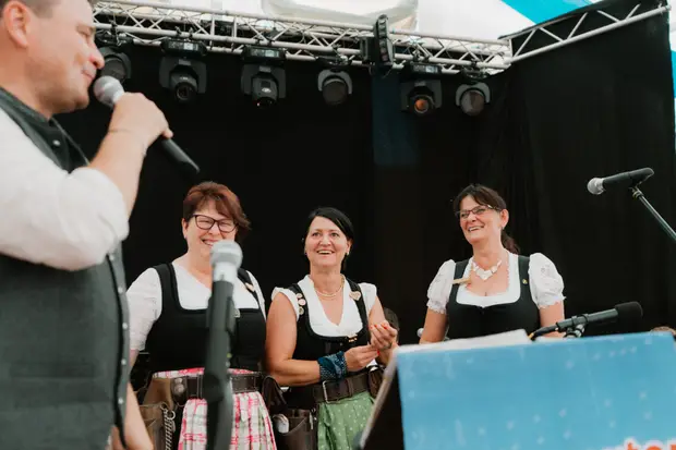 Schmalzlerfest Perlesreut 2025 Sonntag: Schnupferwettbewerb, Verlosung, d Noudnigln Foto 2501532