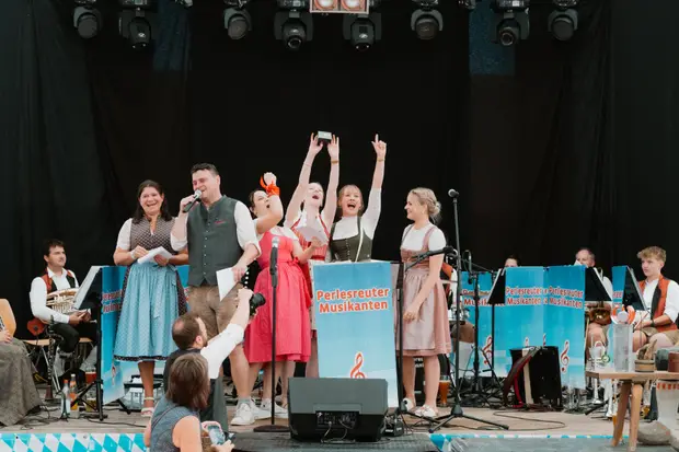 Schmalzlerfest Perlesreut 2025 Sonntag: Schnupferwettbewerb, Verlosung, d Noudnigln Foto 2501552