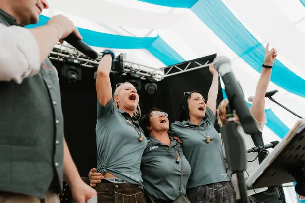 Schmalzlerfest Perlesreut 2025 Sonntag: Schnupferwettbewerb, Verlosung, d Noudnigln Foto 2501559