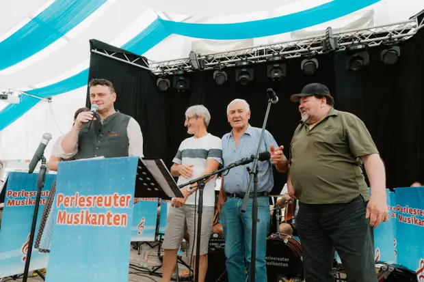 Schmalzlerfest Perlesreut 2025 Sonntag: Schnupferwettbewerb, Verlosung, d Noudnigln Foto 2501567