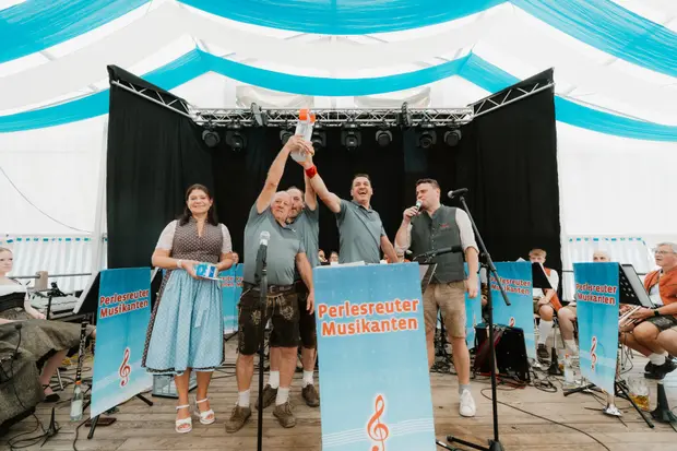 Schmalzlerfest Perlesreut 2025 Sonntag: Schnupferwettbewerb, Verlosung, d Noudnigln Foto 2501575