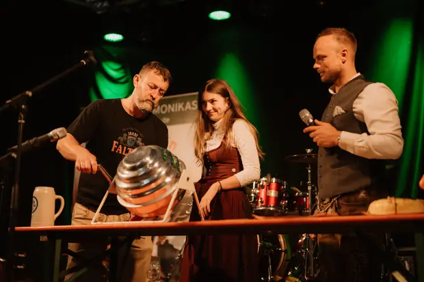 Schmalzlerfest Perlesreut 2025 Sonntag: Schnupferwettbewerb, Verlosung, d Noudnigln Foto 2501587