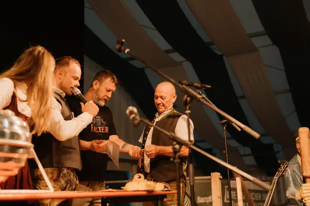 Schmalzlerfest Perlesreut 2025 Sonntag: Schnupferwettbewerb, Verlosung, d Noudnigln Foto 2501598