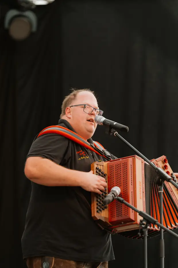 Schmalzlerfest Perlesreut 2025 Sonntag: Schnupferwettbewerb, Verlosung, d Noudnigln Foto 2501605