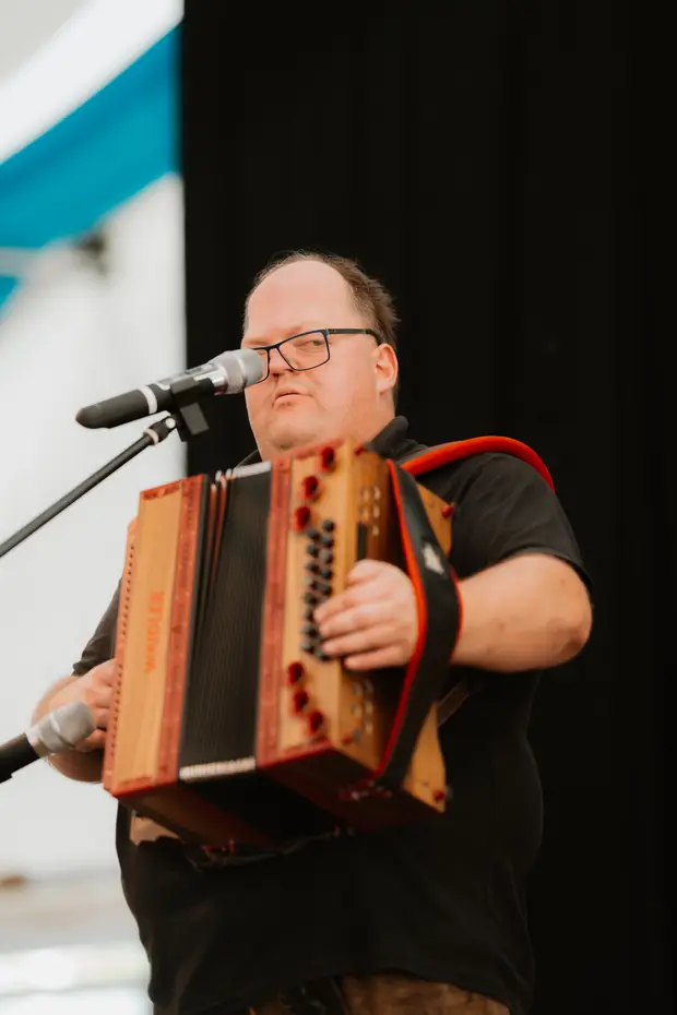 Schmalzlerfest Perlesreut 2025 Sonntag: Schnupferwettbewerb, Verlosung, d Noudnigln Foto 2501618