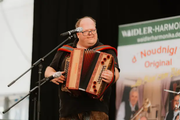 Schmalzlerfest Perlesreut 2025 Sonntag: Schnupferwettbewerb, Verlosung, d Noudnigln Foto 2501621