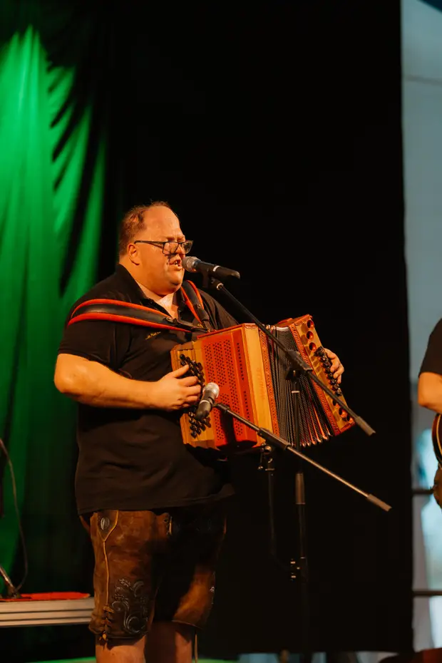 Schmalzlerfest Perlesreut 2025 Sonntag: Schnupferwettbewerb, Verlosung, d Noudnigln Foto 2501624