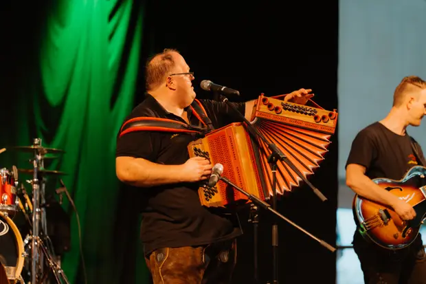 Schmalzlerfest Perlesreut 2025 Sonntag: Schnupferwettbewerb, Verlosung, d Noudnigln Foto 2501625