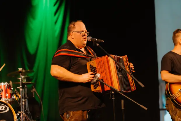 Schmalzlerfest Perlesreut 2025 Sonntag: Schnupferwettbewerb, Verlosung, d Noudnigln Foto 2501634