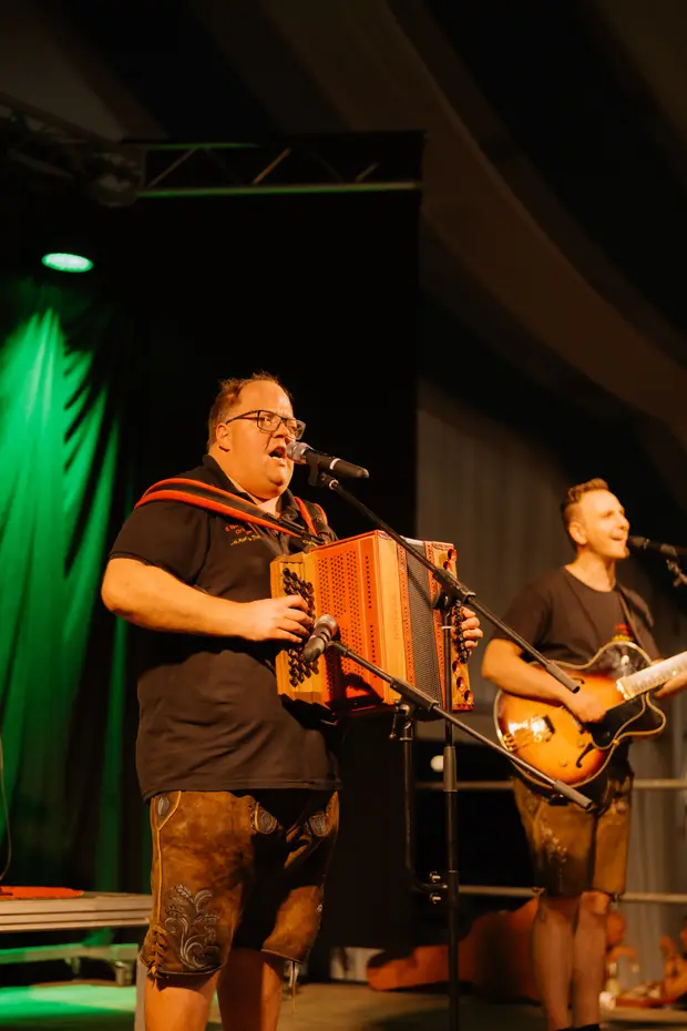 Schmalzlerfest Perlesreut 2025 Sonntag: Schnupferwettbewerb, Verlosung, d Noudnigln Foto 2501637