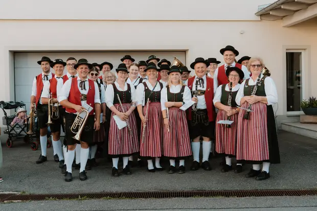 Schmalzlerfest Perlesreut 2026 Umzug, Bieranstich, Perlesreuter BleMUSI Foto 2601644