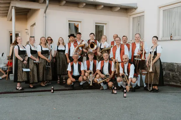 Schmalzlerfest Perlesreut 2026 Umzug, Bieranstich, Perlesreuter BleMUSI Foto 2601645