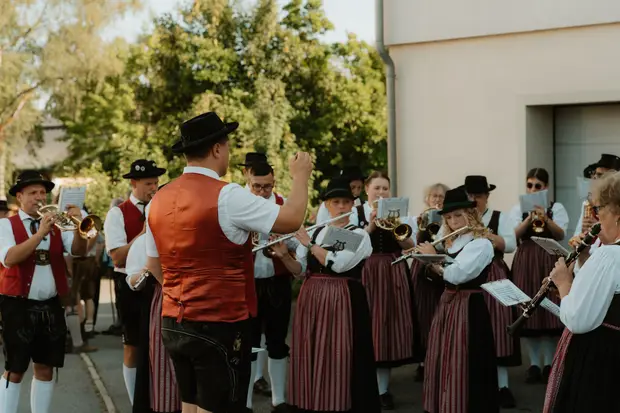 Schmalzlerfest Perlesreut 2026 Umzug, Bieranstich, Perlesreuter BleMUSI Foto 2601646