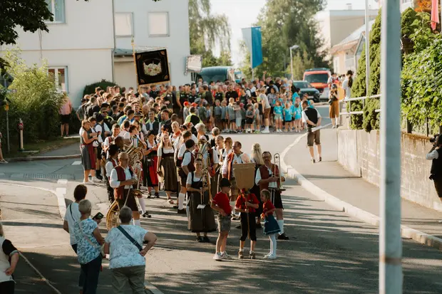 Schmalzlerfest Perlesreut 2026 Umzug, Bieranstich, Perlesreuter BleMUSI Foto 2601654