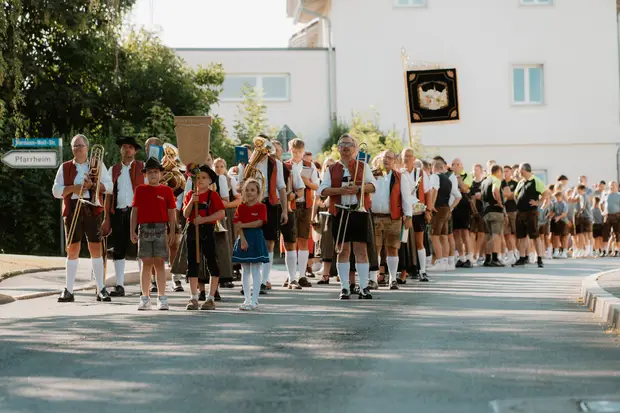 Schmalzlerfest Perlesreut 2026 Umzug, Bieranstich, Perlesreuter BleMUSI Foto 2601656