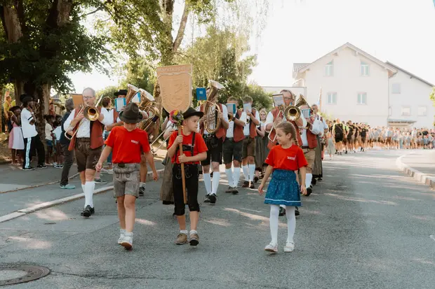 Schmalzlerfest Perlesreut 2026 Umzug, Bieranstich, Perlesreuter BleMUSI Foto 2601659