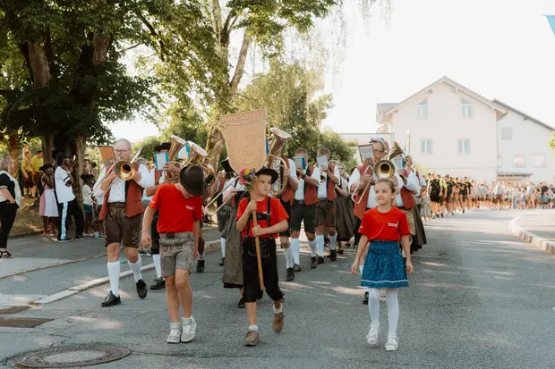 Schmalzlerfest Perlesreut 2026 Umzug, Bieranstich, Perlesreuter BleMUSI Foto 2601660