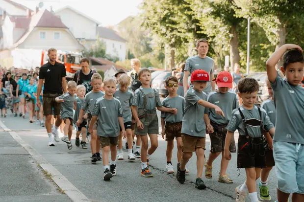 Schmalzlerfest Perlesreut 2026 Umzug, Bieranstich, Perlesreuter BleMUSI Foto 2601665