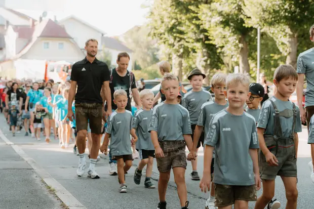 Schmalzlerfest Perlesreut 2026 Umzug, Bieranstich, Perlesreuter BleMUSI Foto 2601666